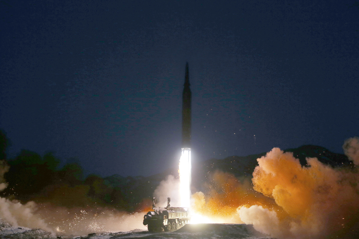 북한 국방과학원이 11일 극초음속미사일 시험발사를 진행해 성공시켰다고 조선중앙통신이 12일 보도했다. 뉴스1 제공