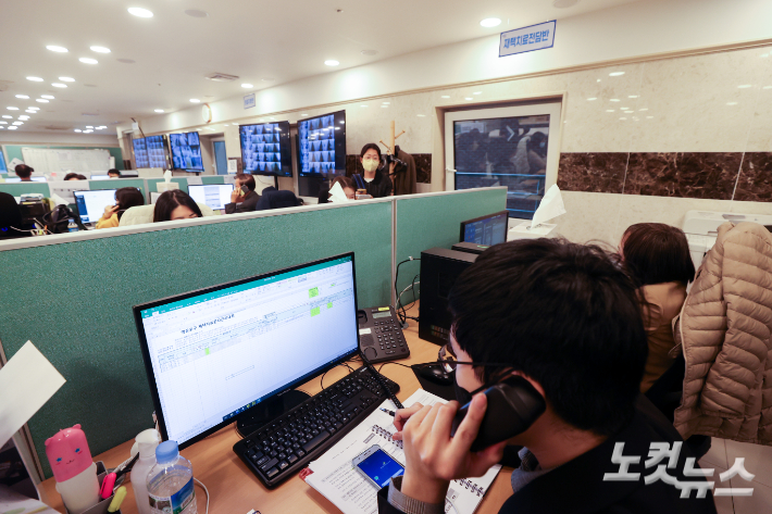 지난해 11월 서울 영등포구의 한 코로나19 생활치료센터 상황실에서 재택치료관리팀 직원들이 업무를 하고 있다. 사진공동취재단