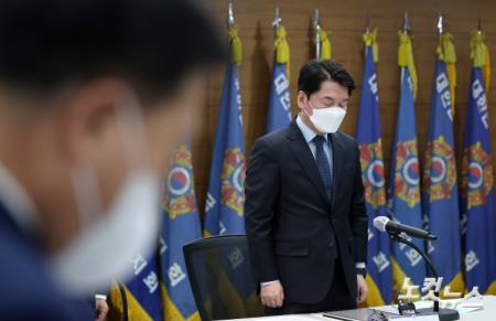 안철수 국민의당 대선 후보가 12일 오후 서울 서초구 대한민국재향군인회 회의실에서 열린 회장단과의 간담회에서 지난 11일 추락 사고로 순직한 공군 제10전투비행단 소속 F-5E 전투기 조종사 심 모 대위를 추모하는 묵념을 하고 있다.