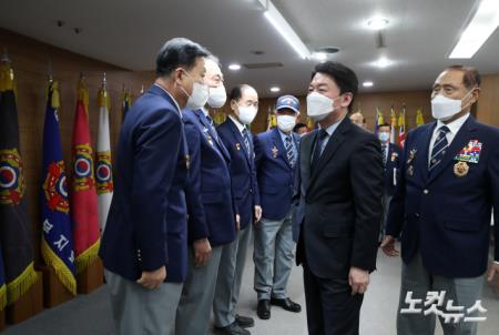 재향군인회 회장단과 인사하는 안철수