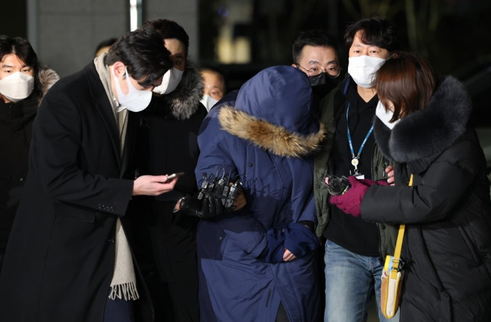 오스템임플란트 직원 이모씨가 지난 6일 서울 강서경찰서로 들어서는 모습. 연합뉴스