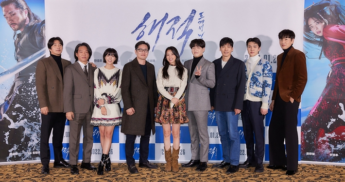 영화 '해적: 도깨비 깃발'의 배우 권상우, 박지환, 채수빈, 김정훈, 한효주, 강하늘, 김성호, 오세훈, 이광수. 롯데엔터테인먼트 제공