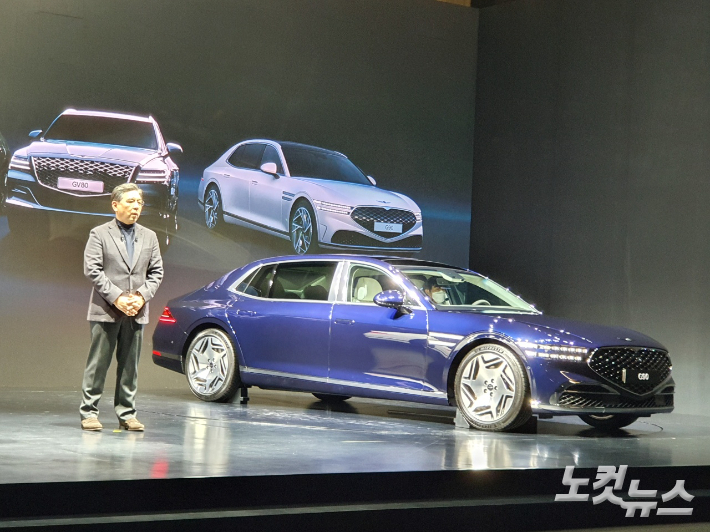현대동차차 장재훈 사장이 지난 11일 경기도 용인시에 있는 제네시스 수지에서 'G90' 신차를 소개하고 있다. 김승모 기자