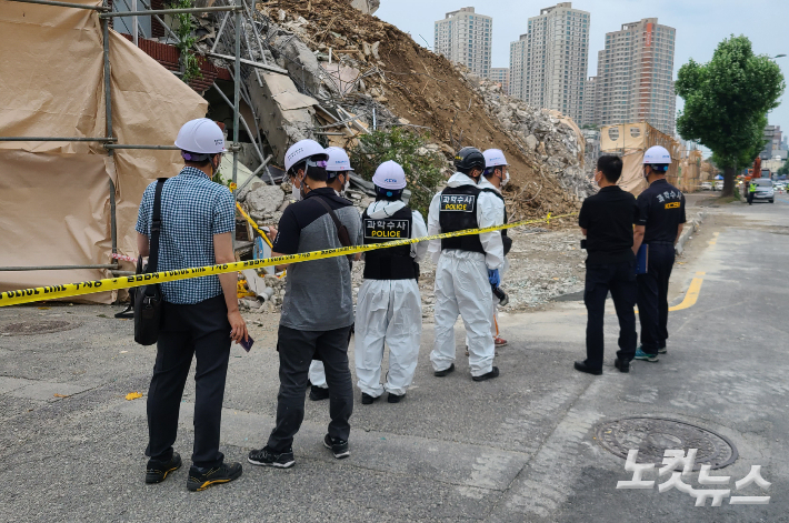 지난해 6월 광주 동구 학동 재개발지역의 철거 건물이 붕괴돼 경찰과 유관기관이 사고현장에서 합동감식을 진행한 모습. 김한영 기자