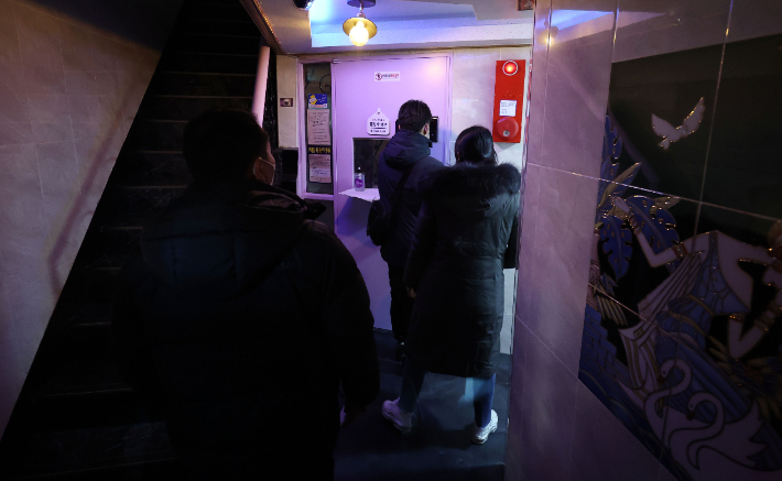 고(故) 이병철씨가 숨진 채 발견된 서울 양천구의 한 모텔에서 경찰들이 현장 조사를 위해 이동하고 있다. 연합뉴스