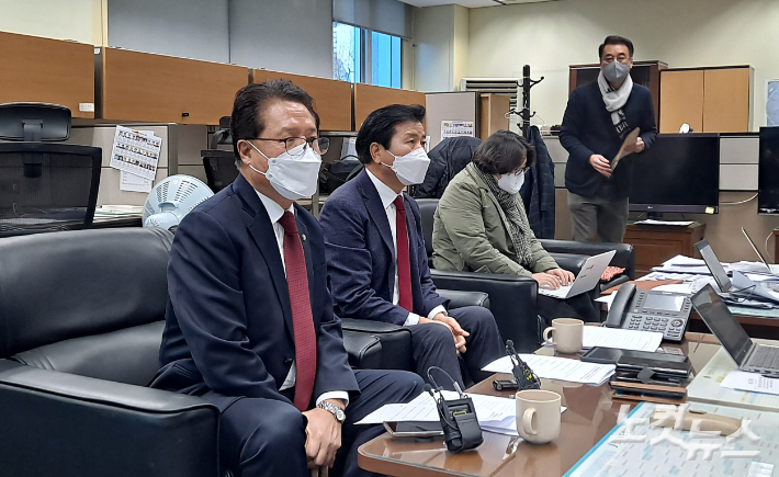 정운천 국민의힘 새만금특별위원회 상임위원장(왼쪽), 김경안 특별위원회 위원장(가운데)이 12일 기자간담회를 갖고 있다. 김용완 기자