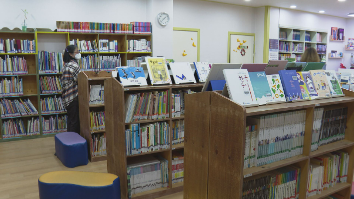 '지혜의 숲' 도서관은 어린이와 학부모가 볼 수 있는 다양한 책들을 갖추고 있다. 
