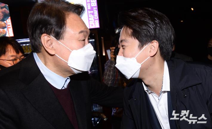 12일 오후 서울시 종로구 그랑서울 타워1에서 이준석 국민의힘 대표와 윤석열 대선후보가 악수를 하고 있다.