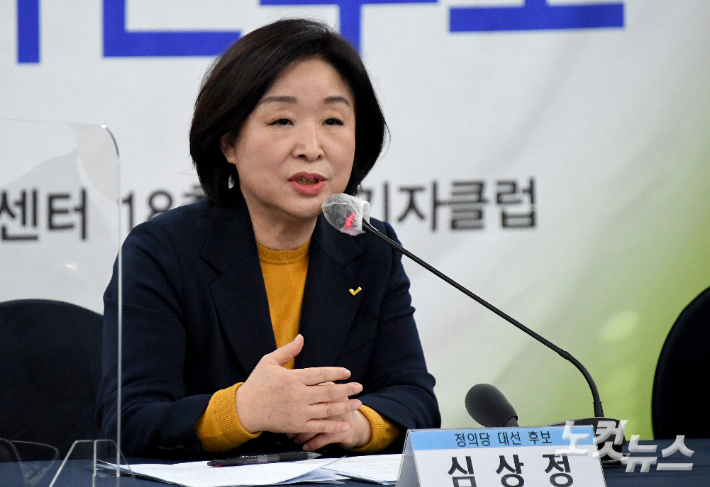 심상정 정의당 대선후보가 12일 서울 중구 프레스센터에서 열린 한국기자협회 초청토론회에서 패널들의 질문에 답하고 있다. 국회사진취재단