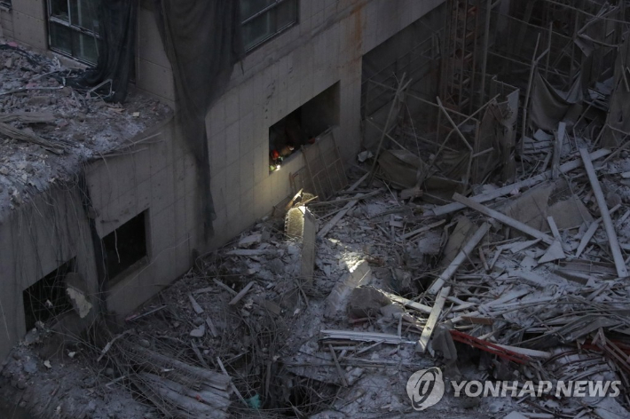 11일 신축 공사 중 외벽이 무너진 광주 고층아파트 현장에서 구조대가 실종자를 수색하고 있다. 