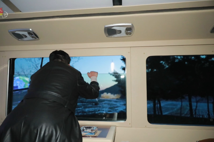 지난 11일 김정은 북한 국무위원장이 자신의 전용 차량 안에서 극초음속미사일 발사 장면을 지켜보는 모습을 조선중앙TV가 12일 보도했다. 발사 장소는 자강도로 알려졌다. 연합뉴스