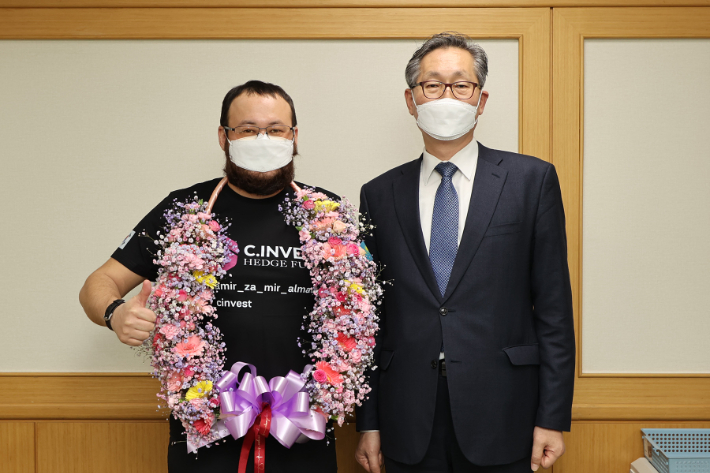 카자흐스탄 다미르 쿠쉬에예프 씨(왼쪽)와 유득원 대전시 기획조정실장(오른쪽). 대전시 제공