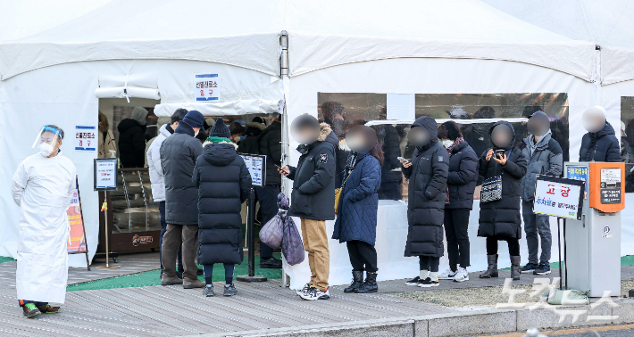 코로나19 선별검사소를 찾은 시민들이 검사를 받기 위해 줄을 서 있다. 박종민 기자