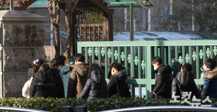 서울 시내의 한 초등학교에서 학생들이 등교를 하고 있다. 이한형 기자