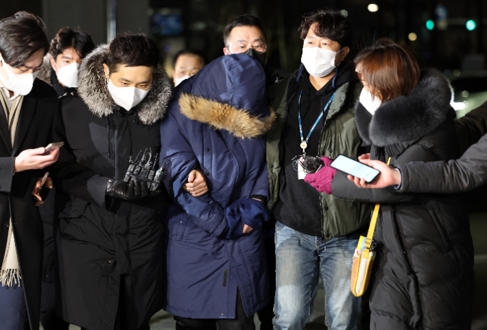 오스템임플란트 직원 이 모(45) 씨가 지난 6일 오전 서울 강서경찰서로 들어서는 모습. 연합뉴스