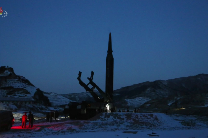 지난 11일 북한에서 극초음속미사일 발사를 준비하는 현장을 조선중앙TV가 12일 보도했다. 발사 장소는 자강도로 알려졌다. 연합뉴스