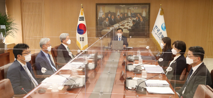 이주열 한국은행 총재가 15일 금융통화위원회 회의를 주재하고 있다 한국은행