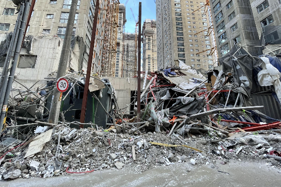 13일 오후 건물 외부에 붕괴 잔해가 쌓여 있는 모습. 광주 서구 제공