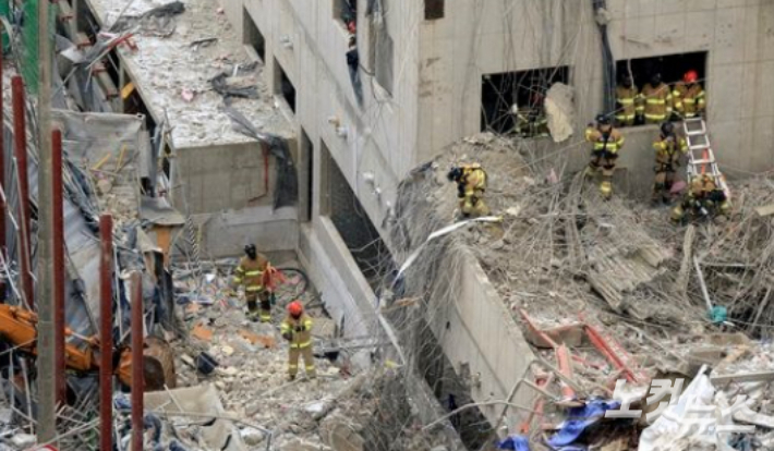 구조대원들이 지난 13일 광주 서구 신축아파트 붕괴 현장에 투입돼 실종자 수색작업을 벌이고 있다. 김한영 기자