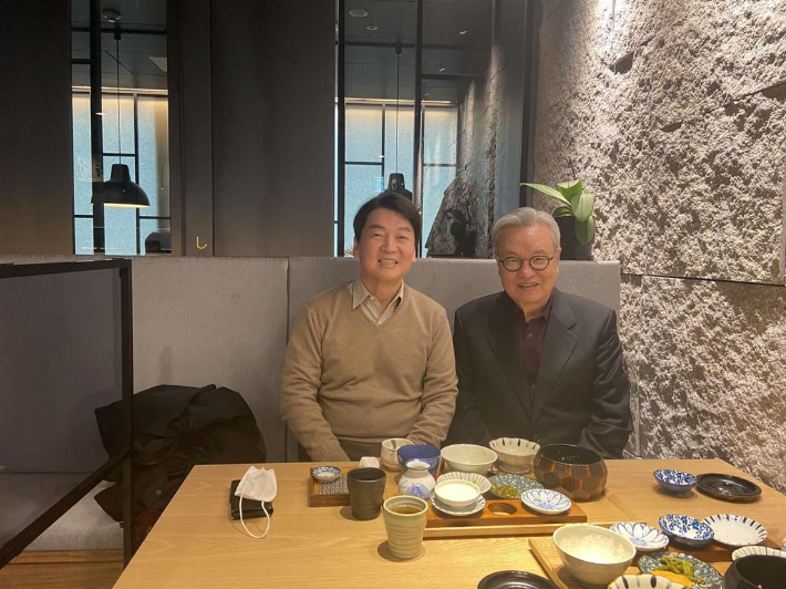 지난해 2월 20일 당시 서울시장 보궐선거에 출마했던 안철수 후보가 인명진 목사와 만남을 가진 후 공개했던 사진. 국민의당 제공
