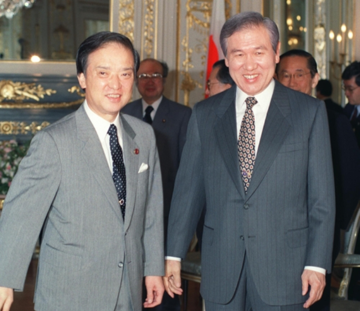 1990년 5월 26일 일본 도쿄도 소재 영빈관에서 노태우(오른쪽) 당시 대통령과 가이후 도시키 당시 일본 총리가 두번째 정상회담을 시작하려고 하고 있다. 연합뉴스