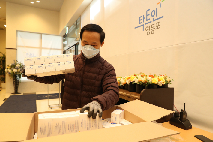 14일 오전 화이자 사(社)의 코로나19 경구용 치료제, '팍스로비드'가 서울 영등포구 생활치료센터에 배송되고 있다. 중앙사고수습본부 제공 