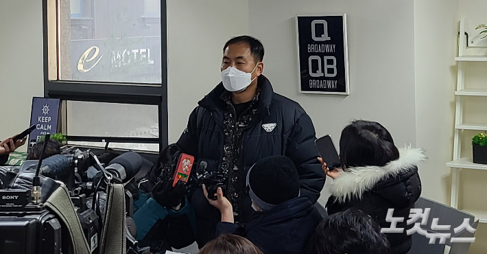 광주 신축 아파트 붕괴 사고 실종자 대표 안모씨가 14일 취재진과 만나 실종자 가족들의 입장을 밝히고 있다. 김한영 기자