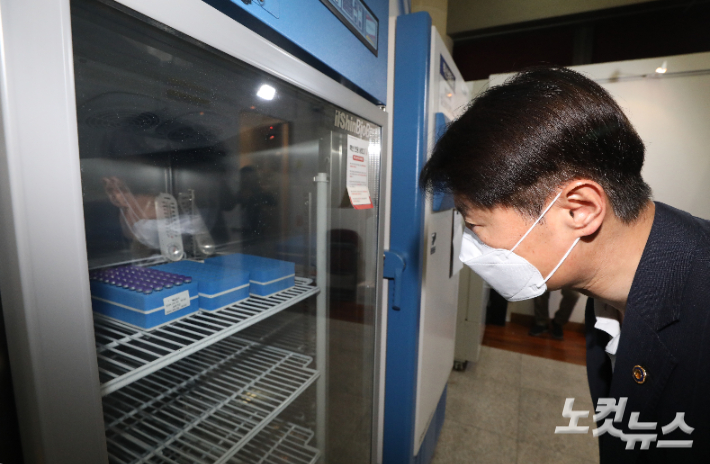김강립 식품의약품안전처장이 지난해 5월 서울 용산구보건소 예방접종센터에서 코로나19 백신 보관소를 둘러보는 모습. 이한형 기자