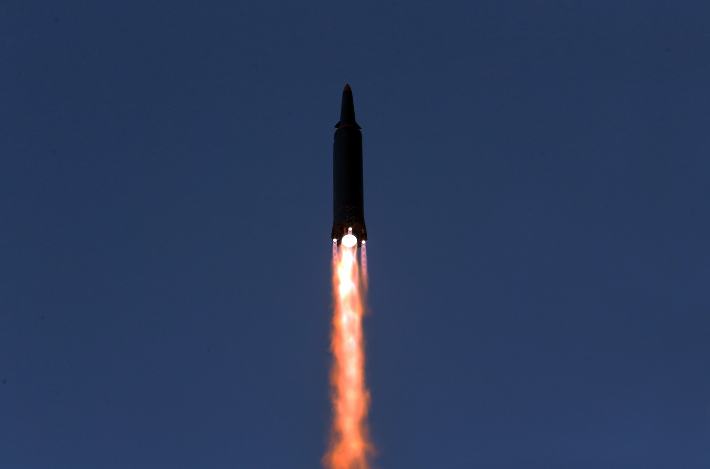 북한은 지난 11일 극초음속미사일 시험발사를 진행했다. 뉴스1 제공