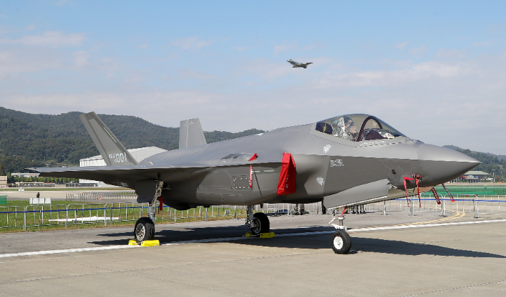 공군이 보유한 첨단 스텔스 전투기 F-35A 1대가 지난 4일 훈련 비행 중 착륙장치 이상으로 비상 착륙했다. 연합뉴스 