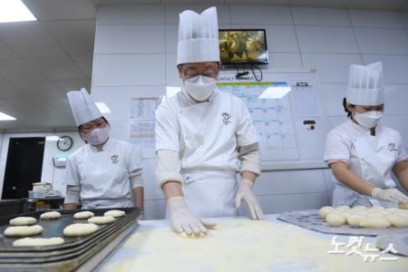 빵 만들기 도전하는 이재명