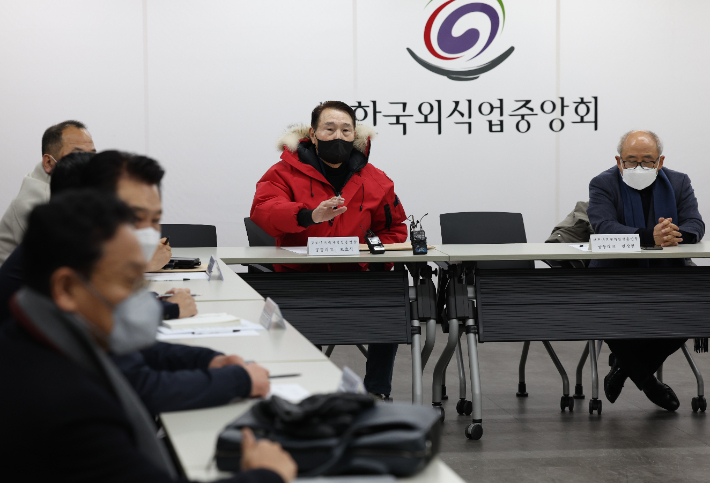14일 오전 중구 한국외식업중앙회에서 코로나피해자영업총연합 대책 회의가 열리고 있다. 연합뉴스