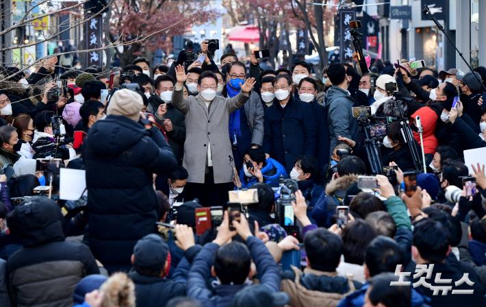 부평 문화의거리 찾은 이재명 민주당 대선후보