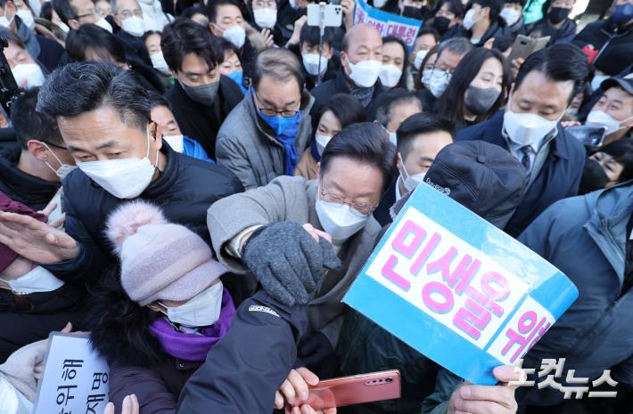 더불어민주당 이재명 대선후보가 14일 오후 인천시 부평구부평 문화거리를 방문, 시민들과 인사하고 있다.