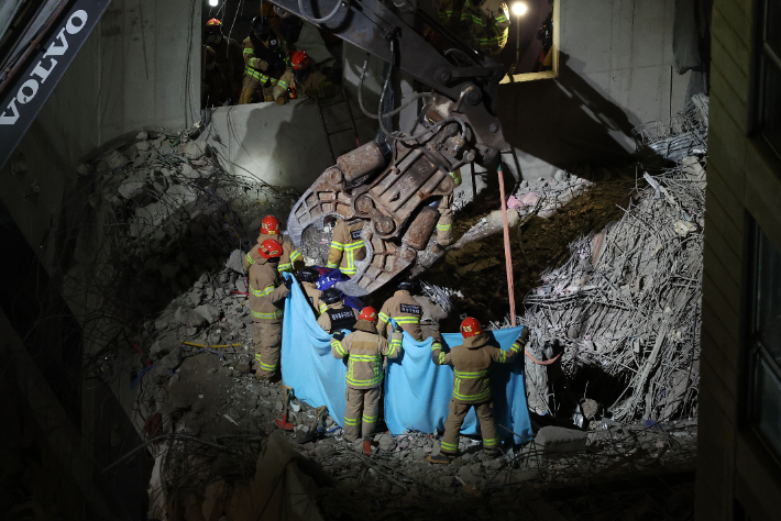 14일 오후 구조대원들이 광주 서구 화정동 화정아이파크 붕괴 건물 지하 1층에서 실종자 1명을 구조하고 있다. 연합뉴스