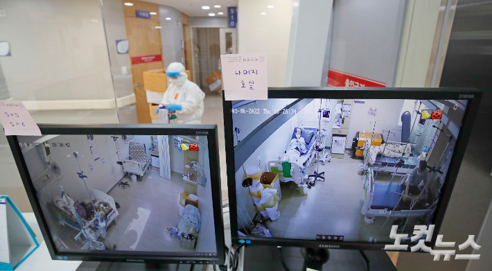준중증·중등증병상 모니터에서 병동에 있는 환자들의 모습이 나오고 있다. 박종민 기자