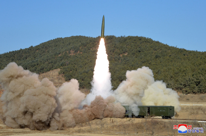 북한, 열차에서 '북한판 이스칸데르' 2발 발사