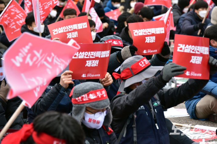 1만5천 명 참가 '민중총궐기' 강행에 경찰 "즉각 수사 착수"
