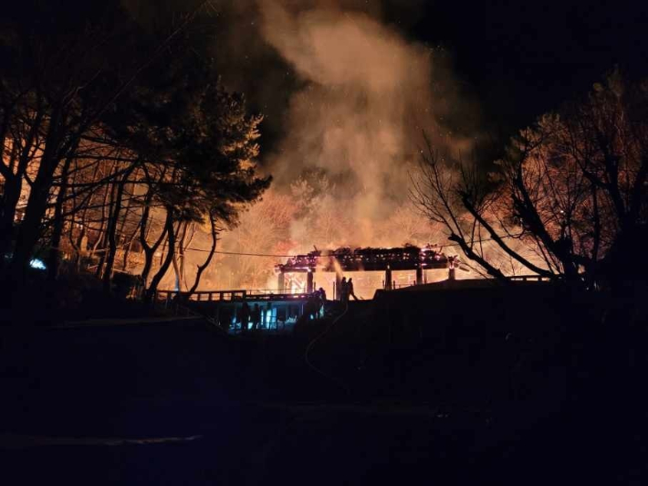 16일 오전 부산 영도구의 한 사찰에서 불이나 산불로 확산했다. 부산경찰청 제공