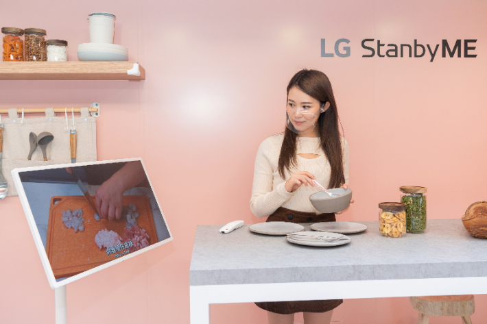 LG전자가 최근 홍콩 최대 중심가 센트럴에 위치한 복합문화공간 센트럴마켓에서 신개념 라이프스타일 스크린 LG 스탠바이미 론칭 행사를 열었다고 16일 밝혔다. 사진은 LG 스탠바이미 선보이는 모델. 연합뉴스