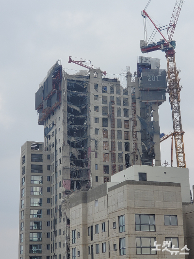 붕괴사고가 발생한 광주 신축 아파트 건물 상층부. 유대용 기자 