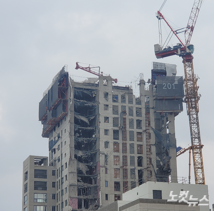 붕괴사고가 발생한 광주 신축 아파트 건물 상층부. 유대용 기자 