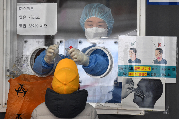 서울역광장 임시선별검사소에서 의료진이 검체를 채취하고 있다. 박종민 기자