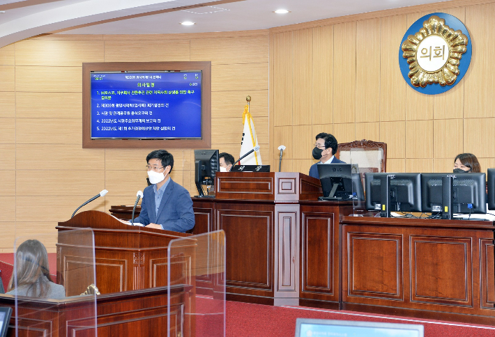 광양시의회 서영배 의원이 포스코 지주회사 전환 추진 관련 지역사회 상생을 위한 촉구 결의문의 배경을 설명하고 있다. 광양시의회 제공