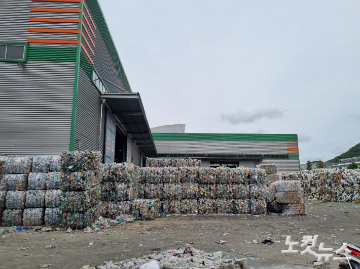 부산시자원재활용센터에 가득 쌓인 재활용 쓰레기. 박진홍 기자