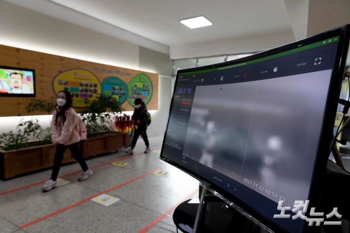서울의 한 초등학교에 학생들이 등교하는 모습. 사진공동취재단