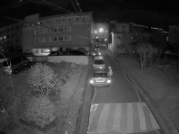 광양시 CCTV 통합관제센터 모니터에 포착된 차량털이범의 모습. 광양시 제공