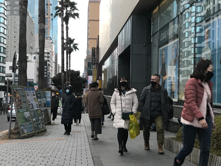 신라면세점 제주점 앞을 외국인들이 지나가고 있다. 이인 기자