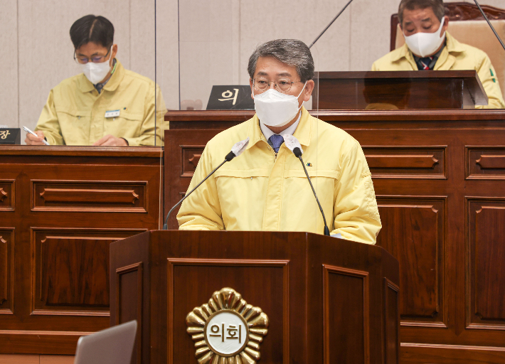 17일 구례군의회에서 군민 모두에게 1인당 10만 원 씩 재난지원금 지급을 위한 추가경정예산안을 제안 설명하는 김순호 구례군수. 구례군 제공