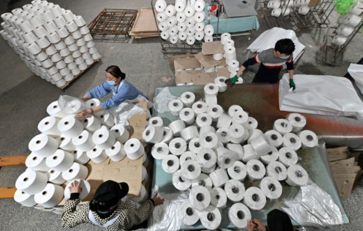 중국 신장 위구르 자치구 코를라의 한 면직물 공장에서 노동자들의 모습. 로이터 캡처